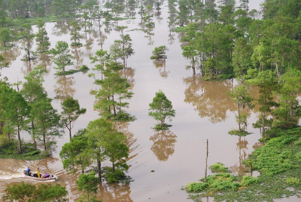 Fishing for crawfish is a way of life for
residents in Atchafalaya National
Heritage Area